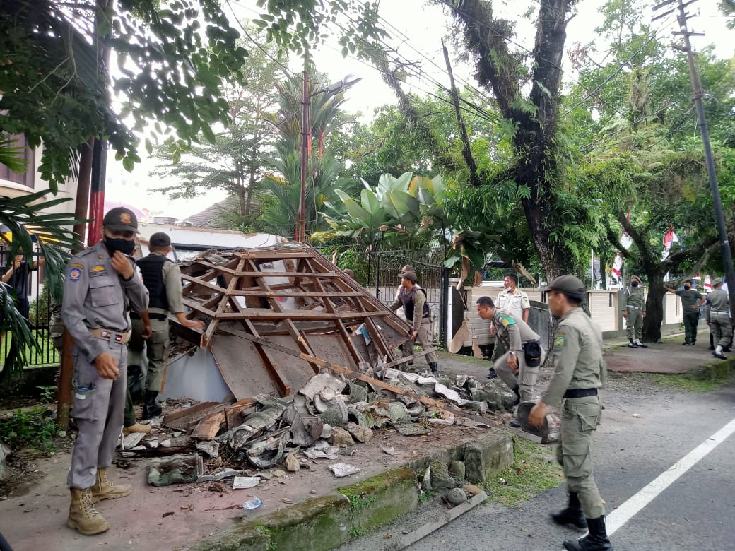 Satpol pp kota medan menertibkan bangunan/pos, di atas drainase wilayah kecamatan medan Polonia dan Kecamatan Medan Petisah